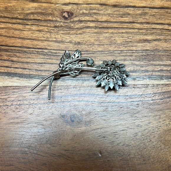 Vintage Costume Silver-tone Blue Flower Brooch - Picture 13 of 17
